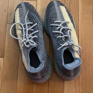 Yeezy 350 V2 ASH BLUE Great Condition!